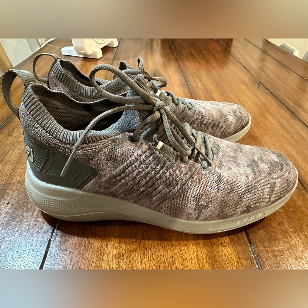 Like new FootJoy Flex Camo Golf shoes size 9